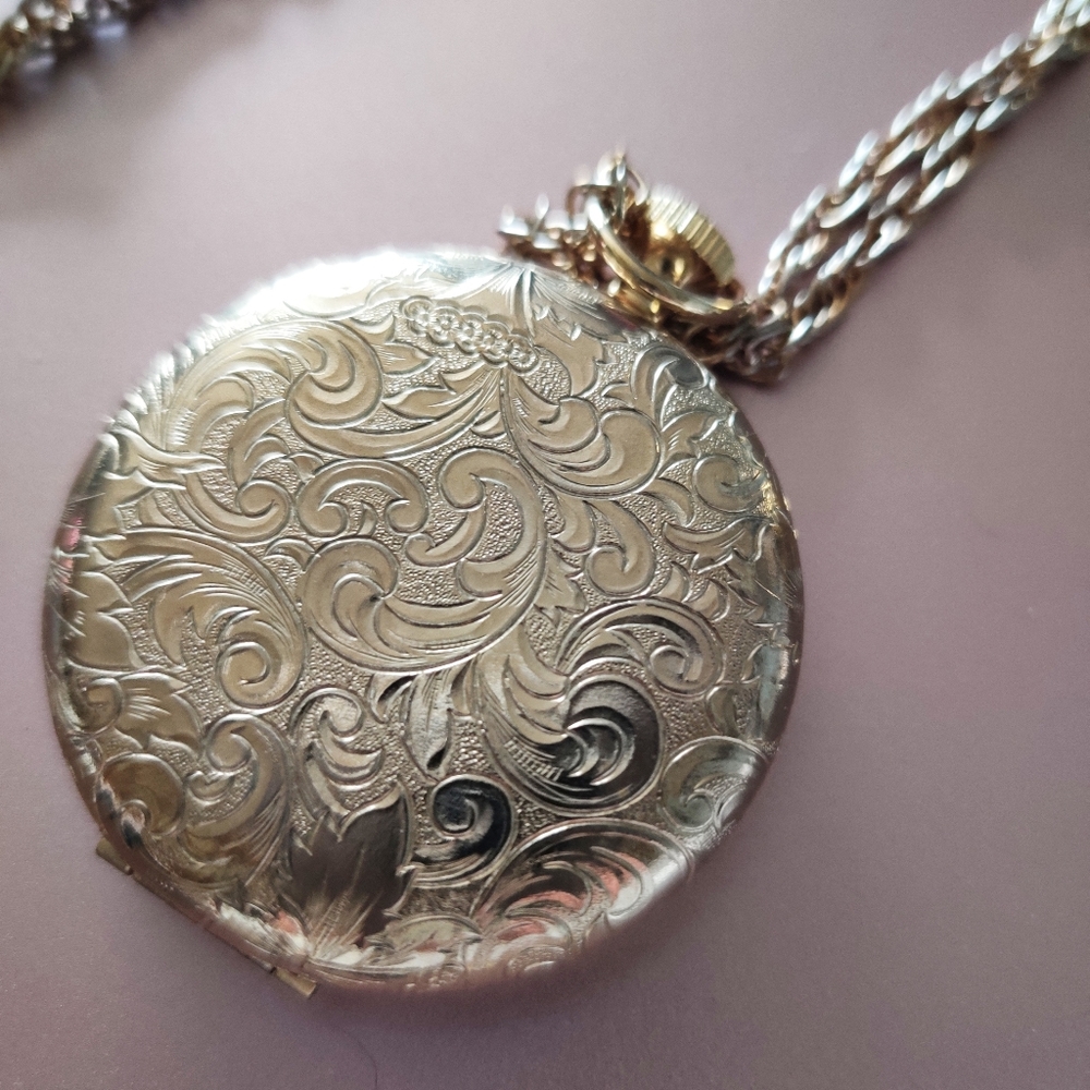 Gold locket with chain etched swirl design - Picture 2 of 4